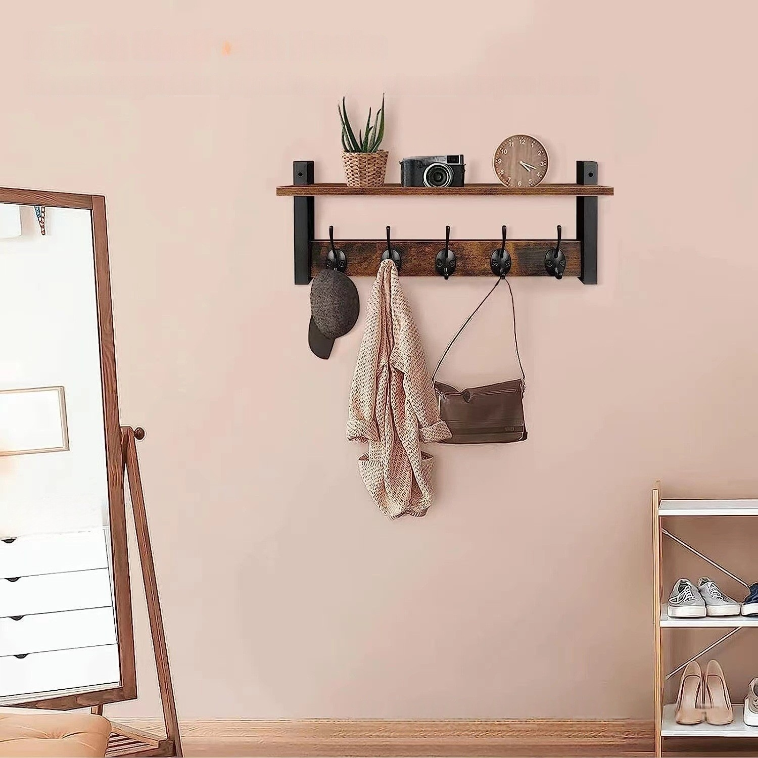 Estante decorativo de madera para objetos en la sala