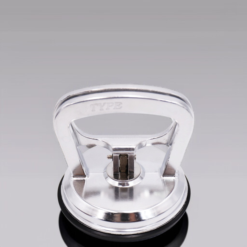 片爪吸盤リフターでガラスを持ち上げる様子