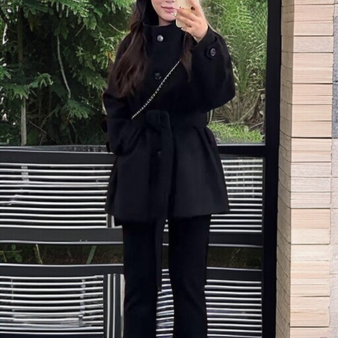 여성 겨울용 루즈핏 모직 코트 뒷모습