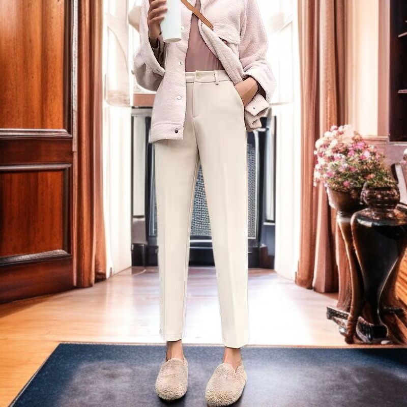 美脚効果のあるシガレットパンツ