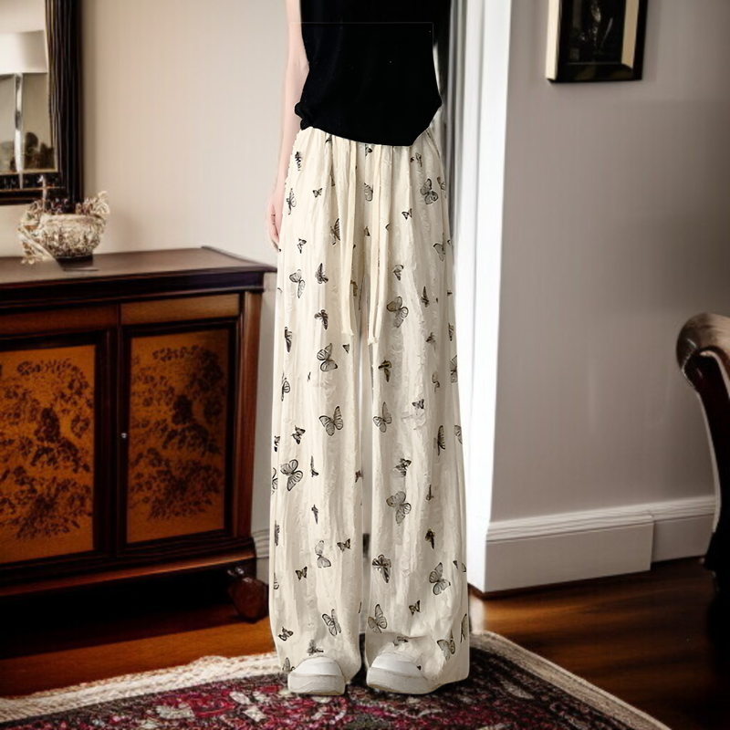 カジュアルにも使えるホワイトバタフライパンツのコーディネート