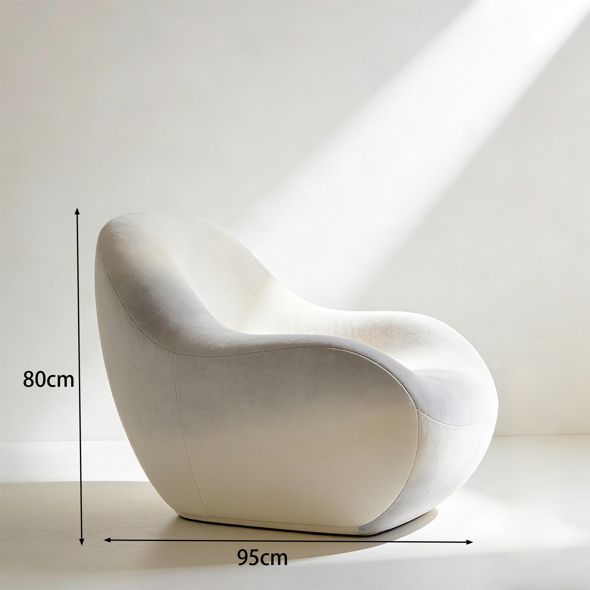 소파에 앉아 휴식 중인 모습