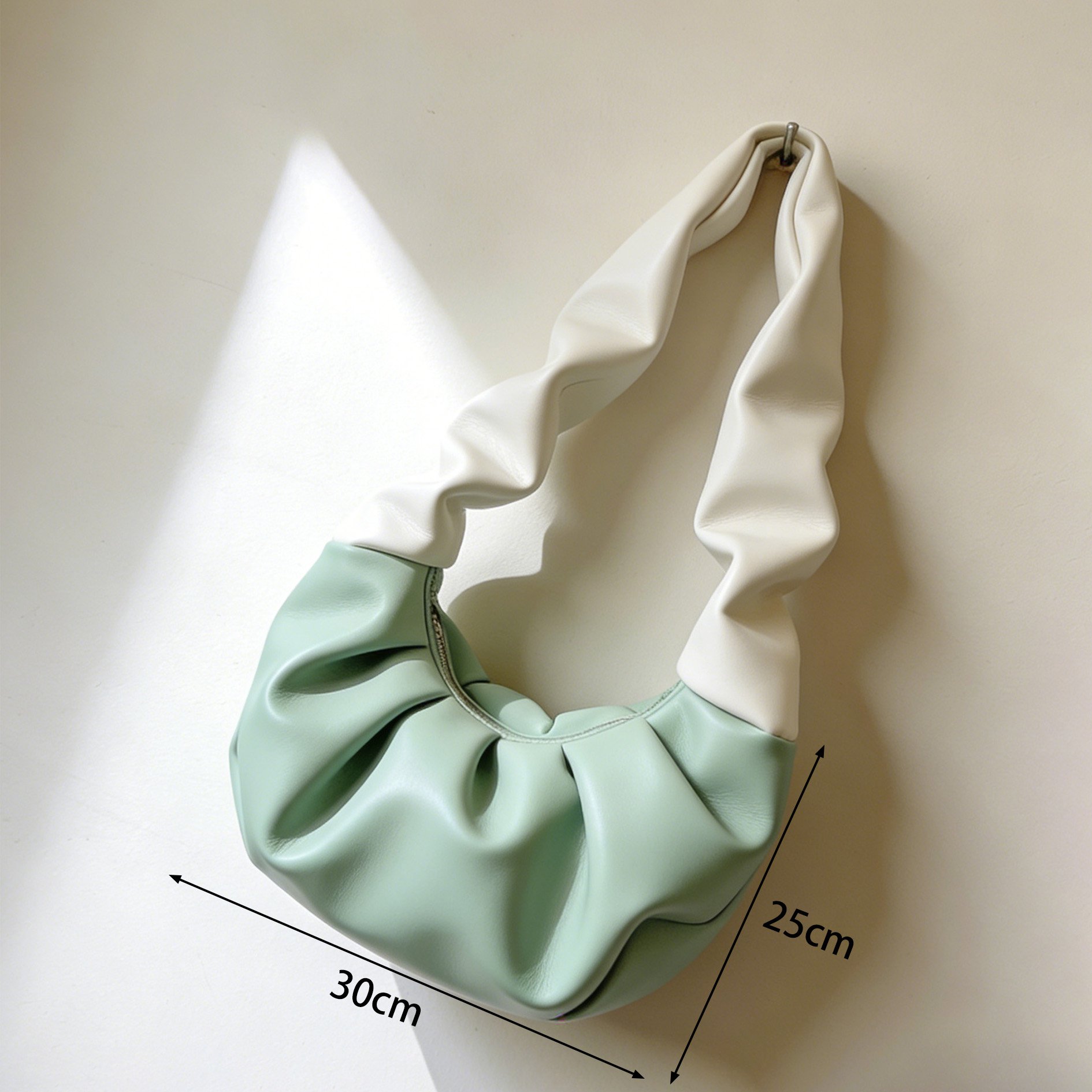 リビングルームに飾った壁掛け装飾バッグ