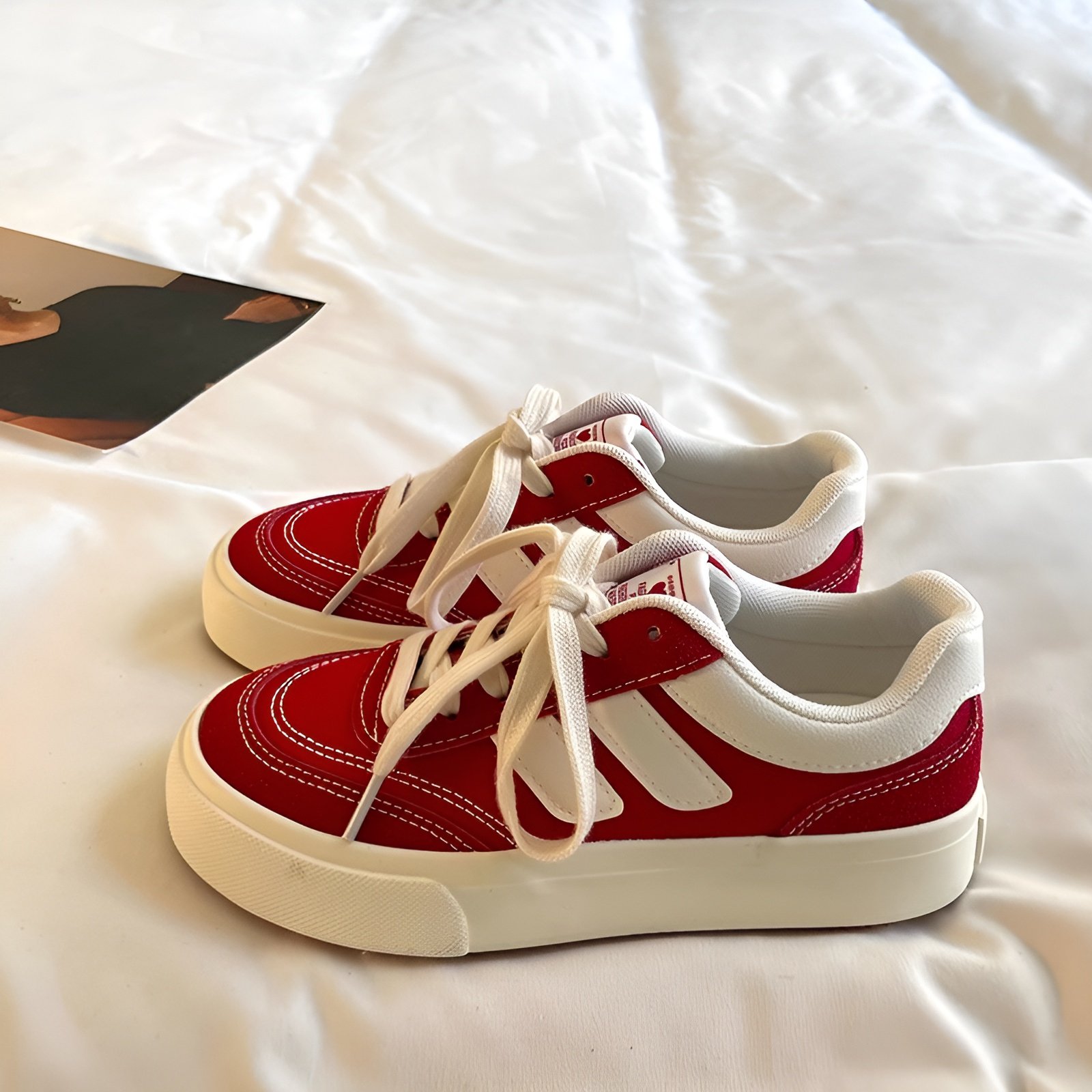 レトロな香港スタイルのカジュアルシューズ、黒のキャンバスシューズ、レディースカジュアルシューズ、新しいスタイルのニッチなデザインの学生シューズ、オールマッチのボードシューズ、レディースイントレンドのカ