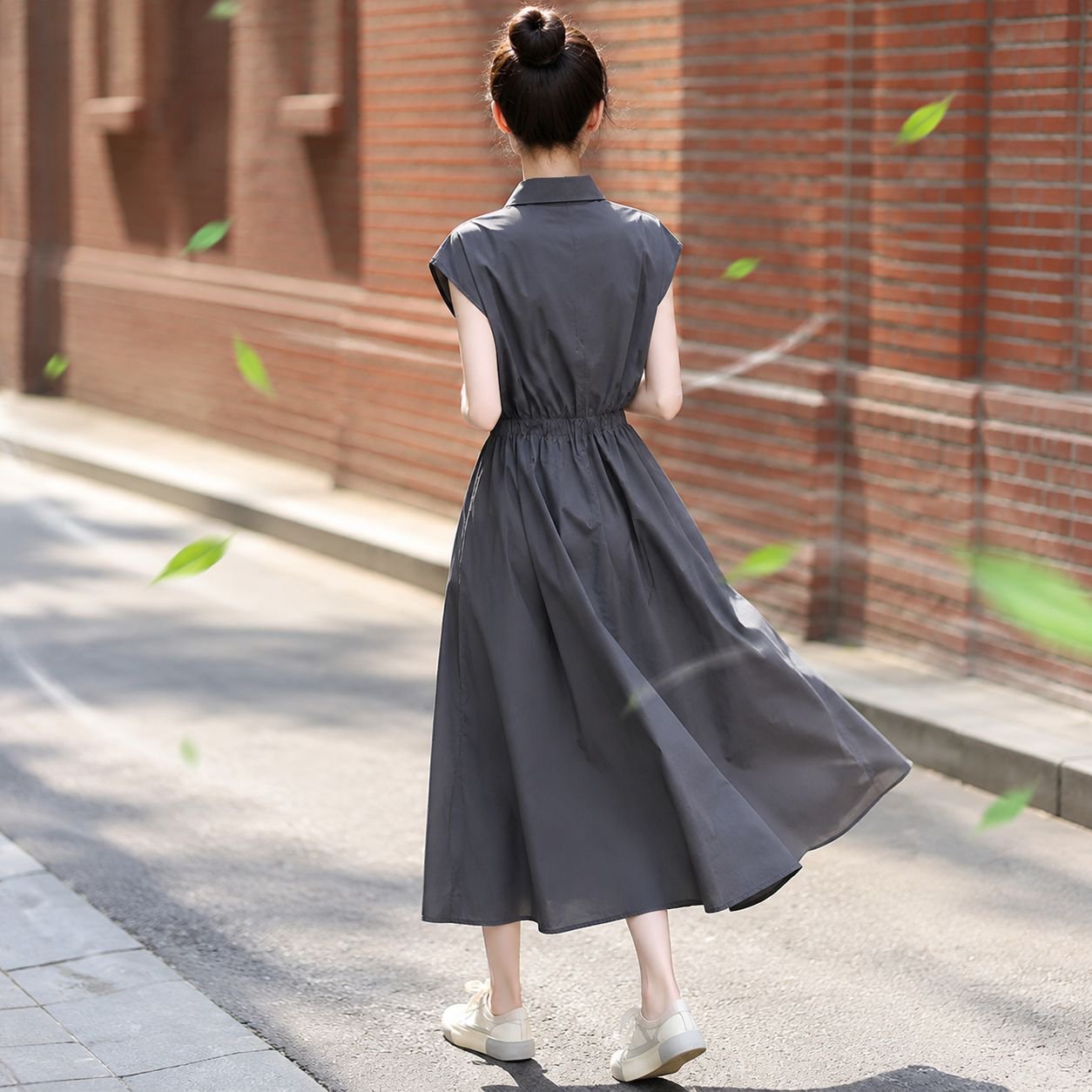 여성 상의와 스커트 세트 스타일링 예시