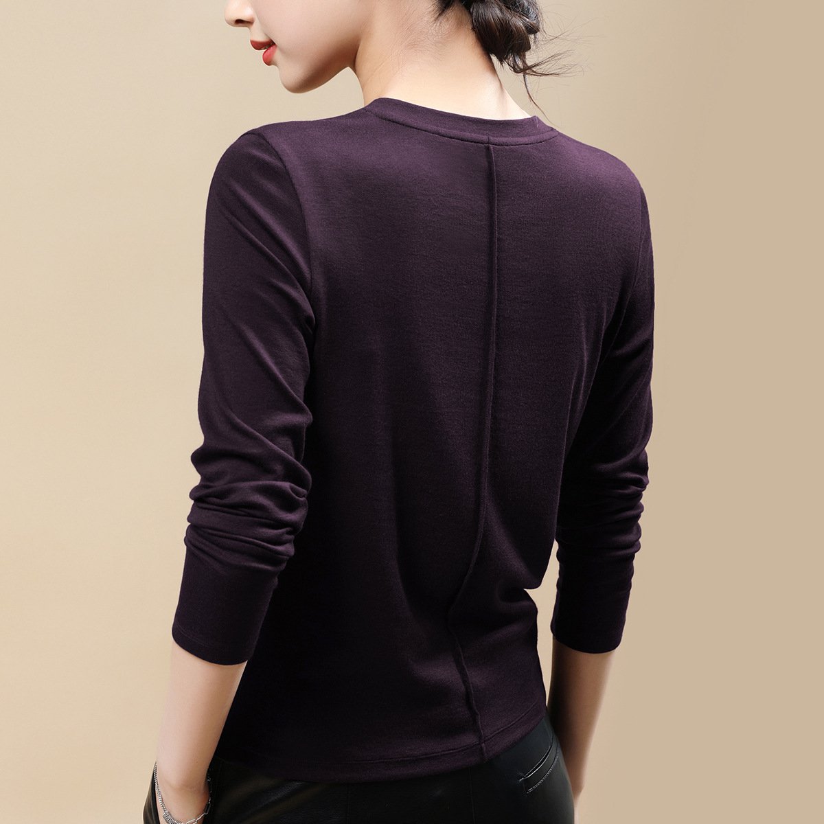 ラウンドネックデザインの秋冬用長袖Tシャツ