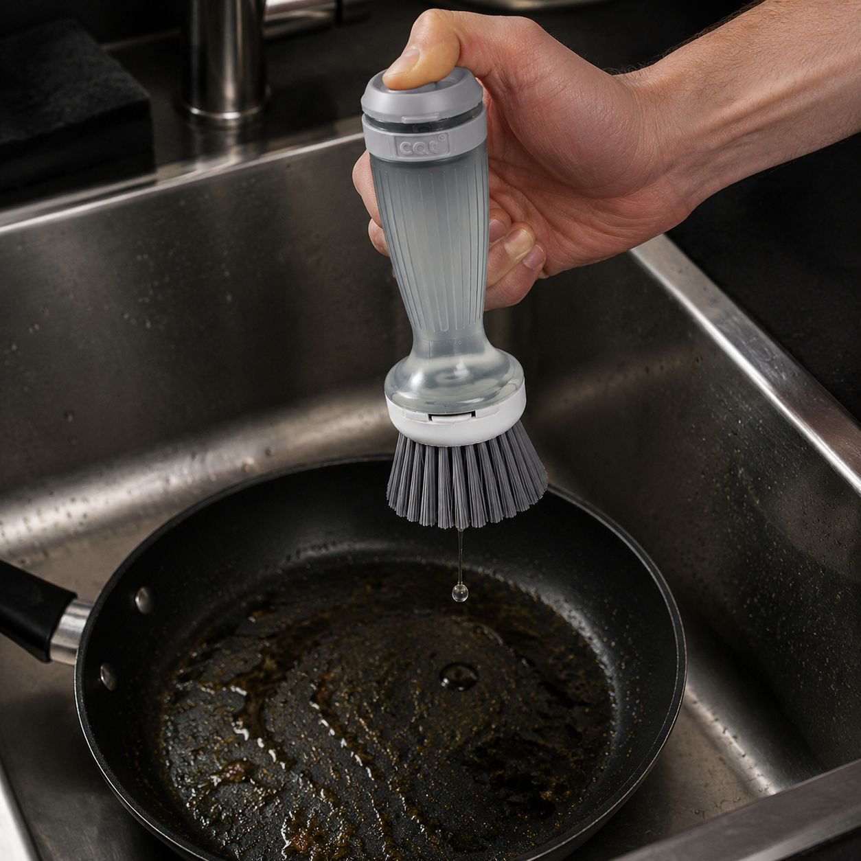 Brosse de cuisine avec réservoir de liquide rechargeable