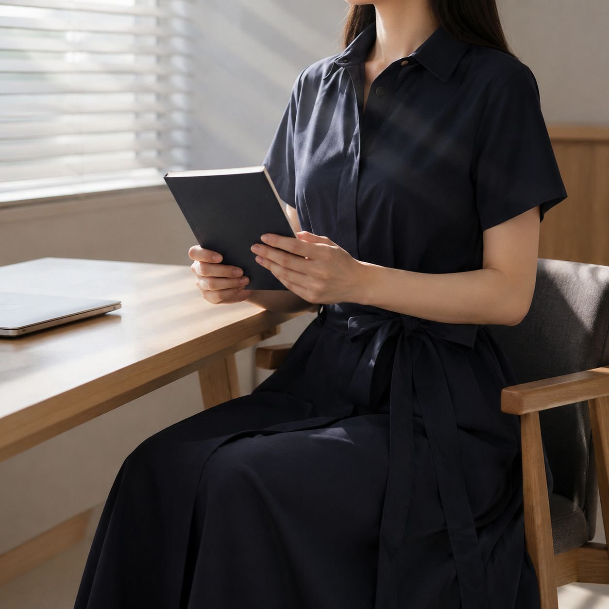 女性着用イメージ・上品なシルエットのワンピース
