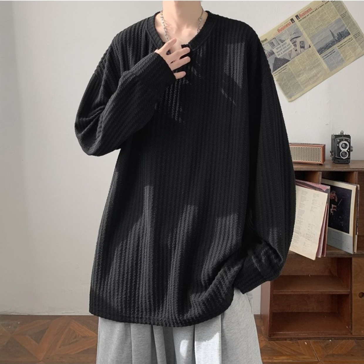 シンプルで洗練された白色長袖メンズTシャツ