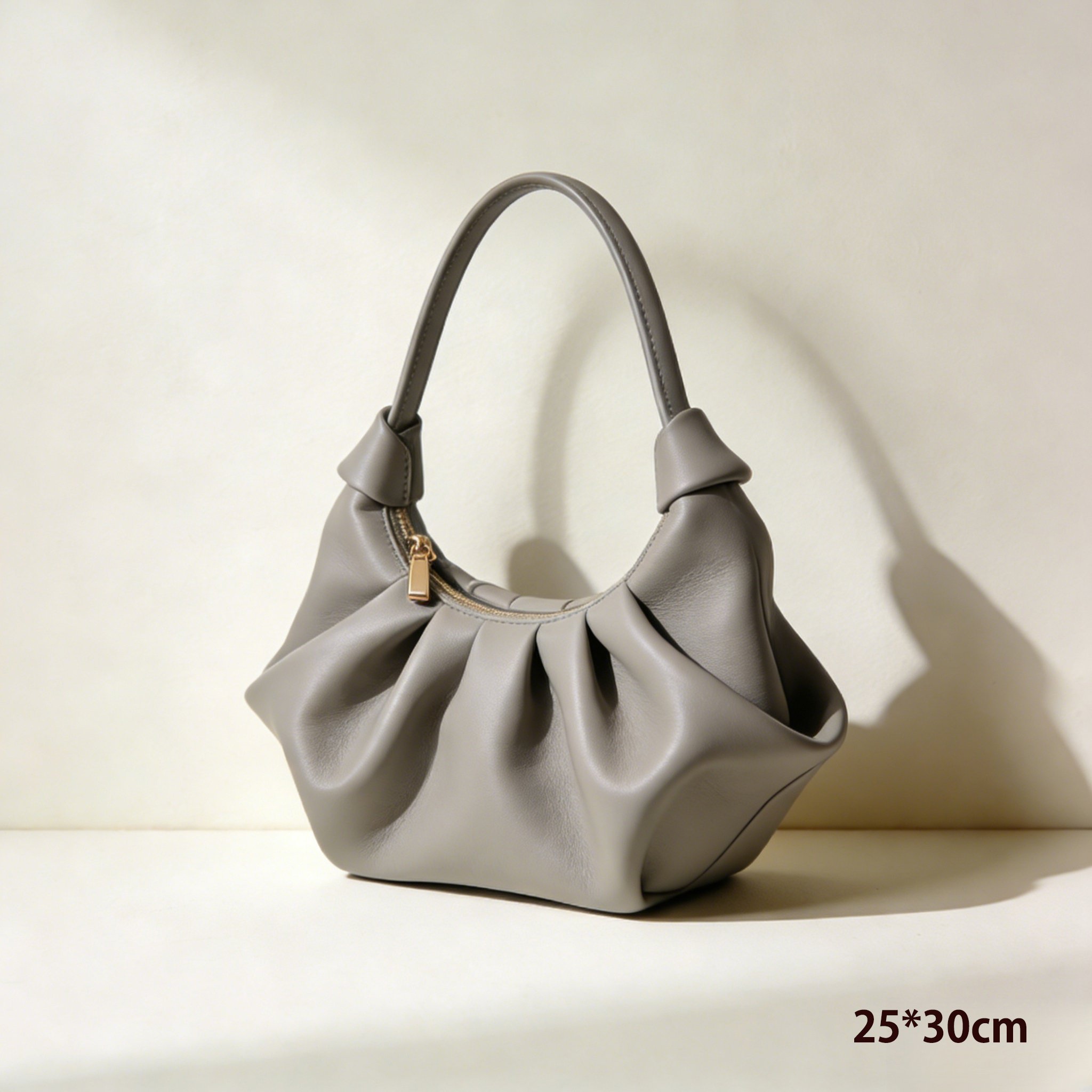 고급스러운 클래식 토트백 정면 이미지