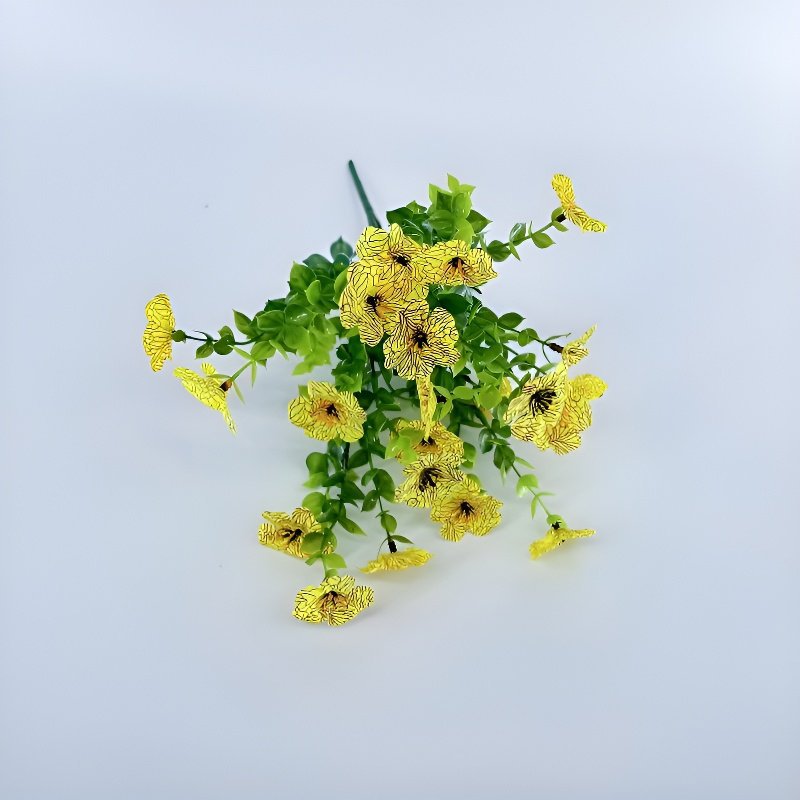 ダイニングテーブルを飾る造花