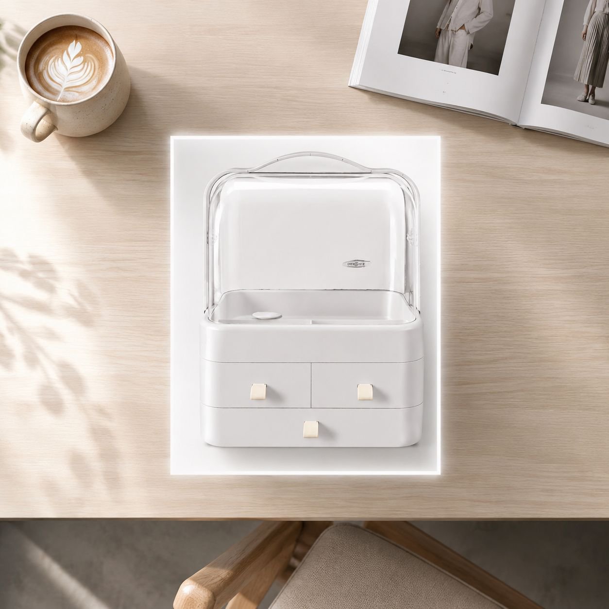 Staubgeschützte Aufbewahrungsbox für Kosmetik auf dem Tisch