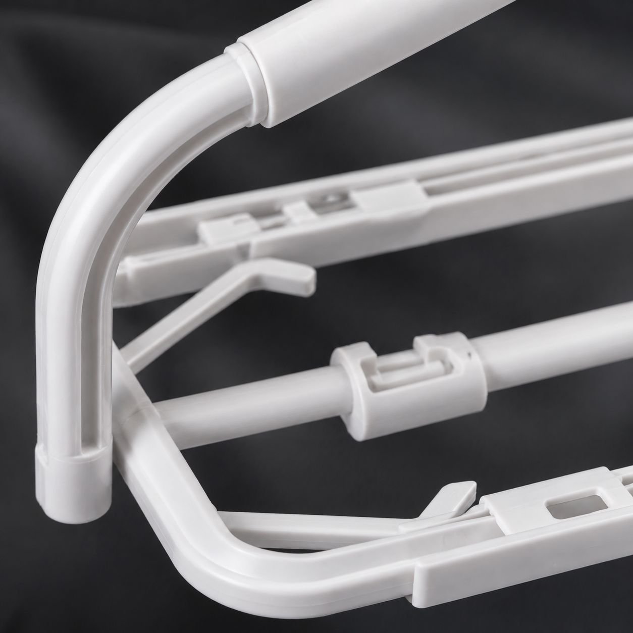 Durable steel expandable hanger for towels and garments
