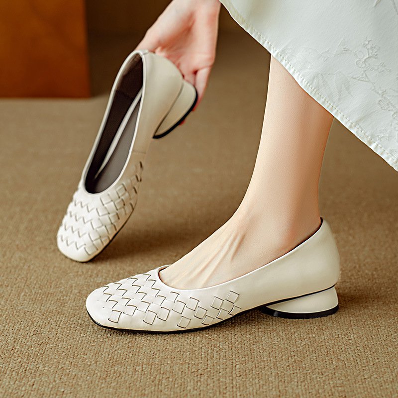 スクエアトゥのチャンキーヒールの革靴