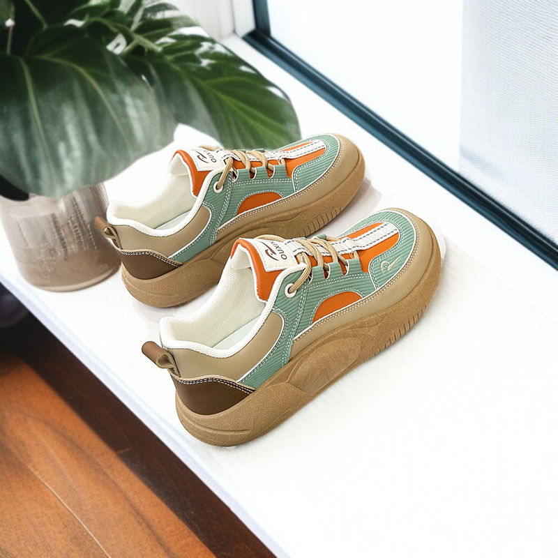 カジュアルスタイルに合わせた厚底板靴コーディネート