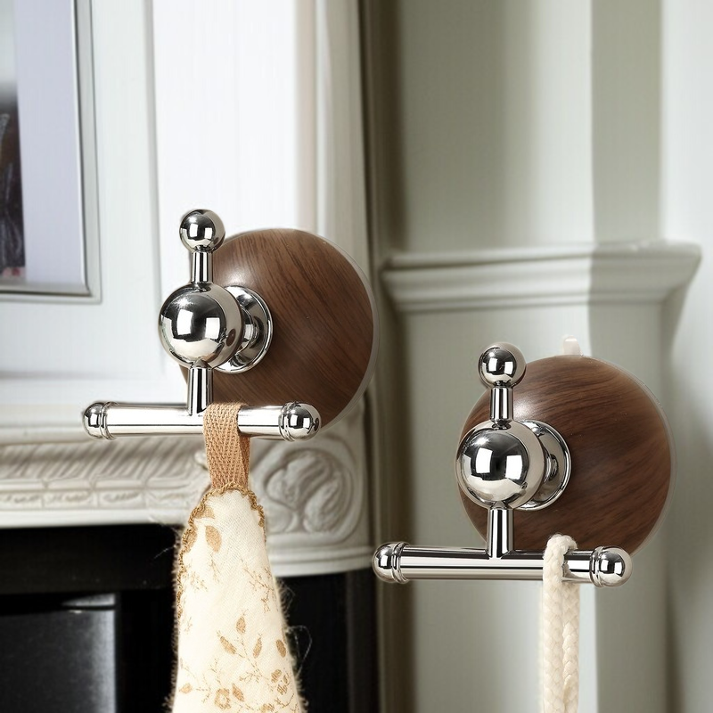 깔끔한 인테리어에 어울리는 우드 행거