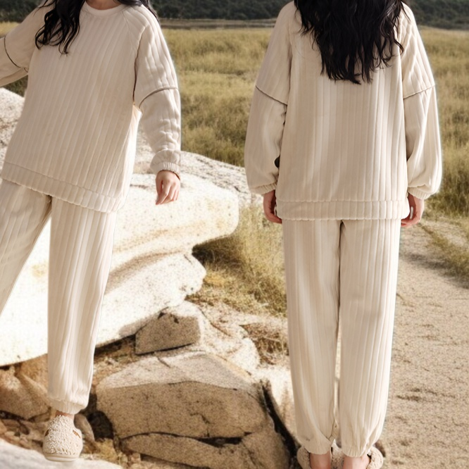 プルオーバースタイルの厚手防寒パジャマ着用イメージ