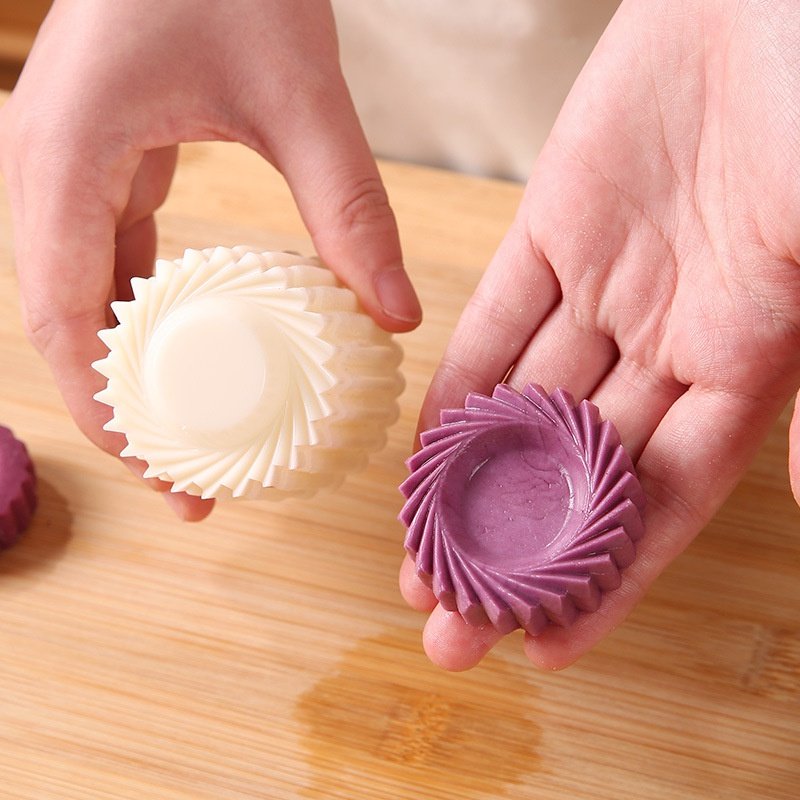 Detachable pastry mold