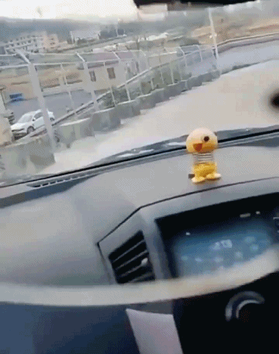 上品な印象を与えるフチなし老眼鏡の着用例