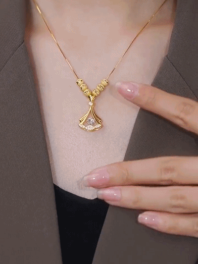 قلادة فاخرة أنيقة راقية عصرية ممثلة بحسن الحظ 