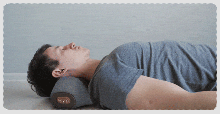 首と肩をサポートする頚椎マッサージ枕