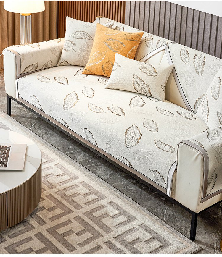 伸縮性のある生地でぴったりフィットするソファーカバー