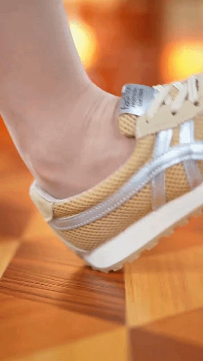 シンプルで合わせやすい厚底スニーカー