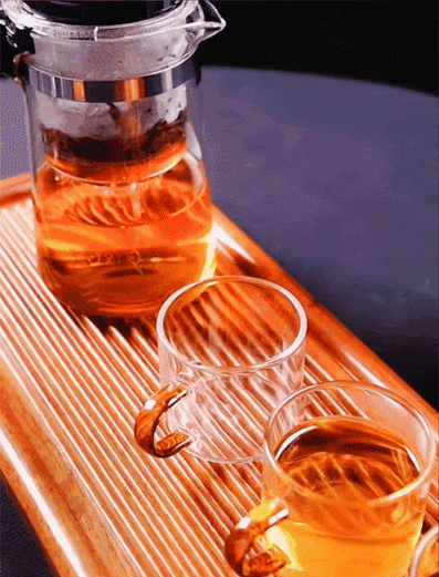 Zbliżenie na filiżanki szklanego zestawu do herbaty