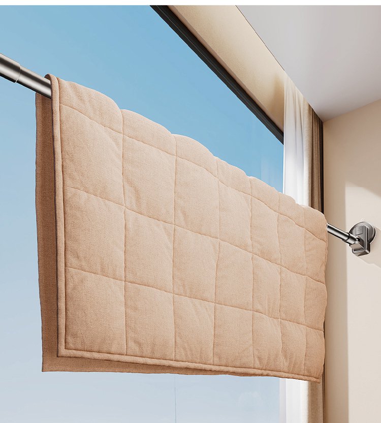 屋内で使用中の吸盤式物干し竿ホルダー