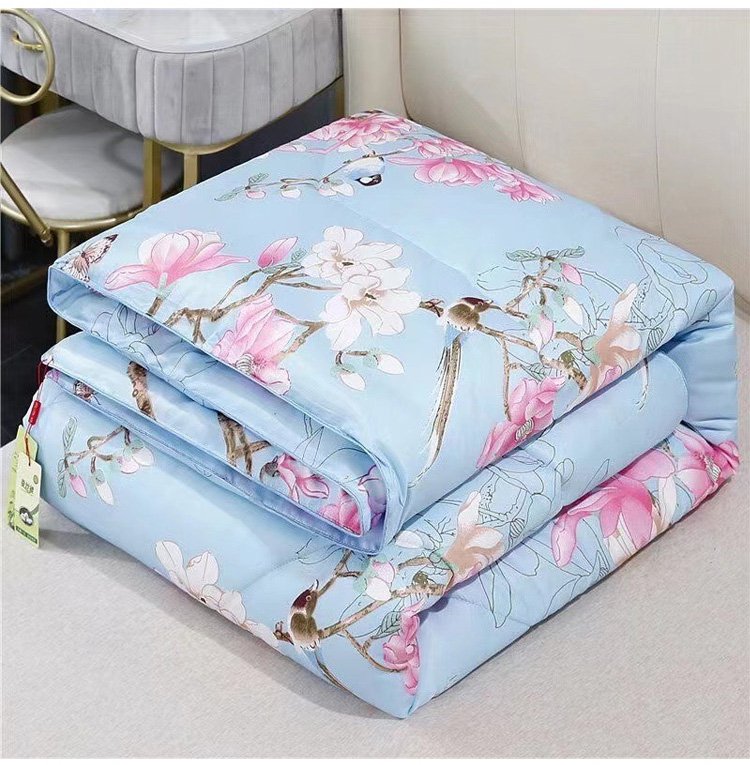 피부에 닿는 부드러운 잠사 이불 질감