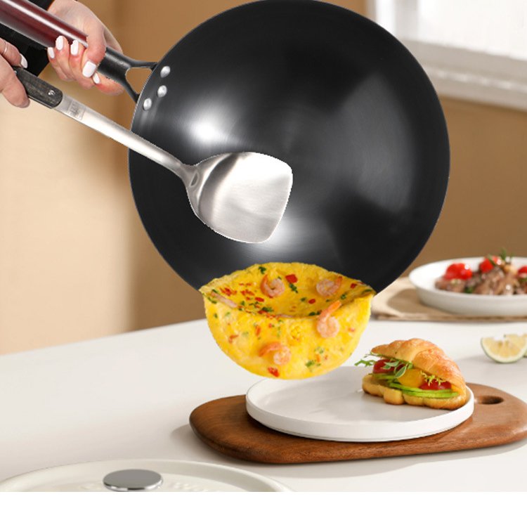 新品の鉄製フライパンの輝き