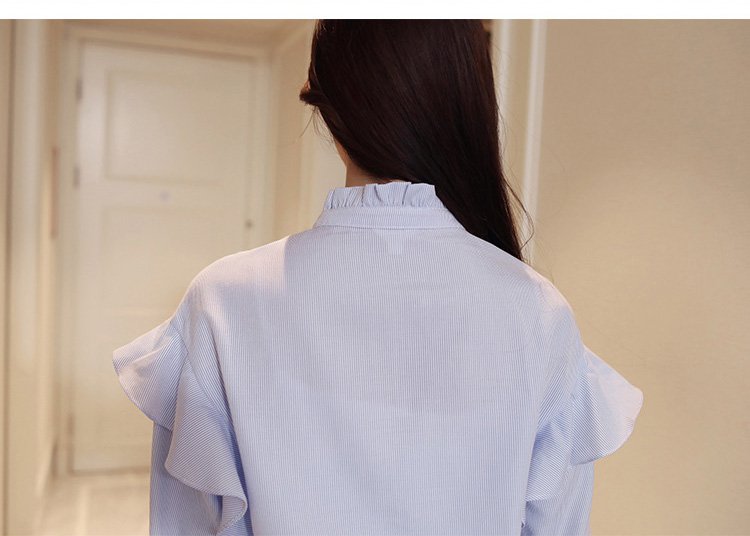 カジュアルにもフォーマルにも使える刺繍ブラウス