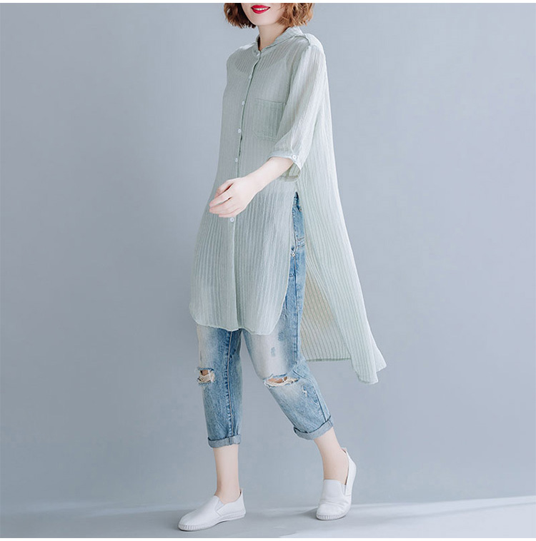 軽やかな素材感のレディースブラウスアップ