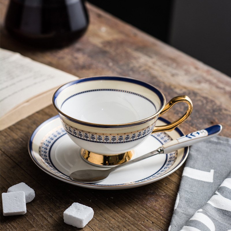 Taza de té de porcelana inglesa con borde dorado