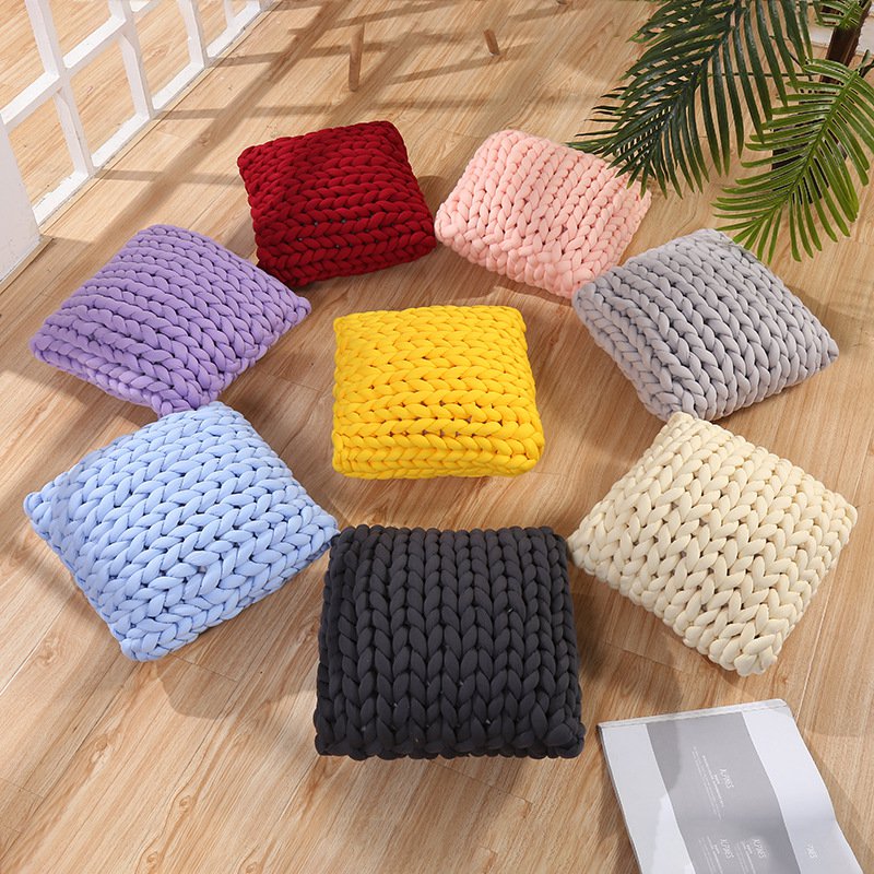 ソファのクッションと装飾的な背もたれ