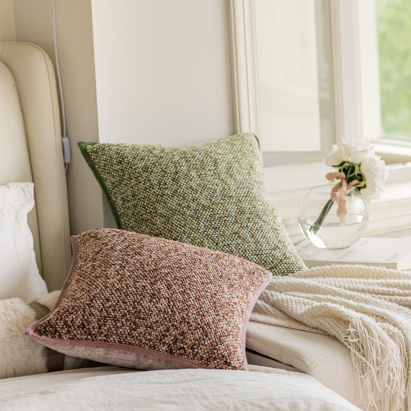 柔らかい生地のスクエアクッション