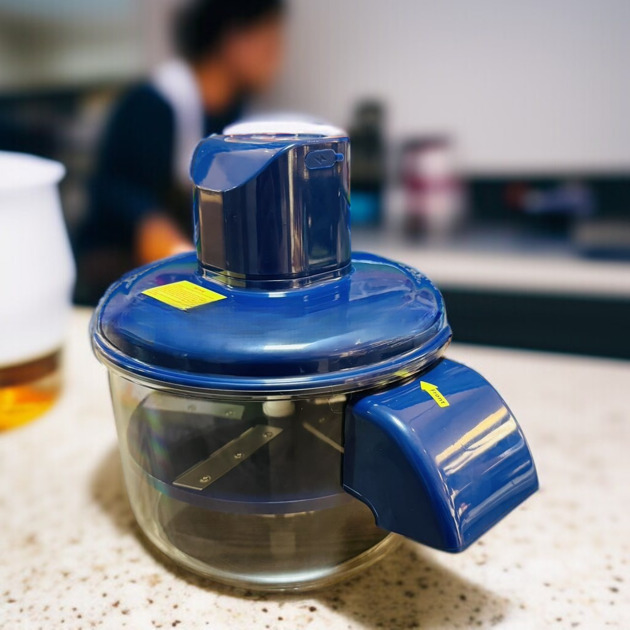 青ブドウを皮むきする電動機械