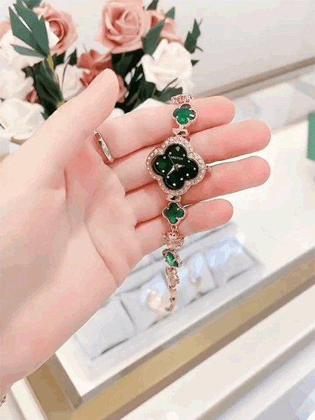 Wysokiej jakości zegarek damski z jadeitem i diamentami w kształcie czterolistnej koniczyny