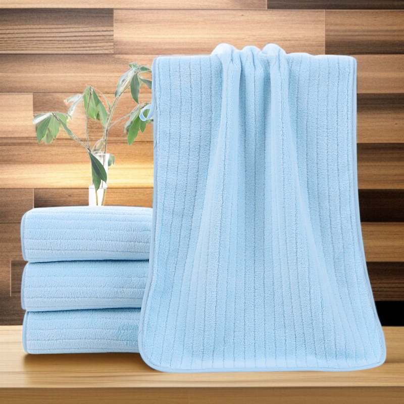 욕실에 놓인 세련된 코랄 잔 타월