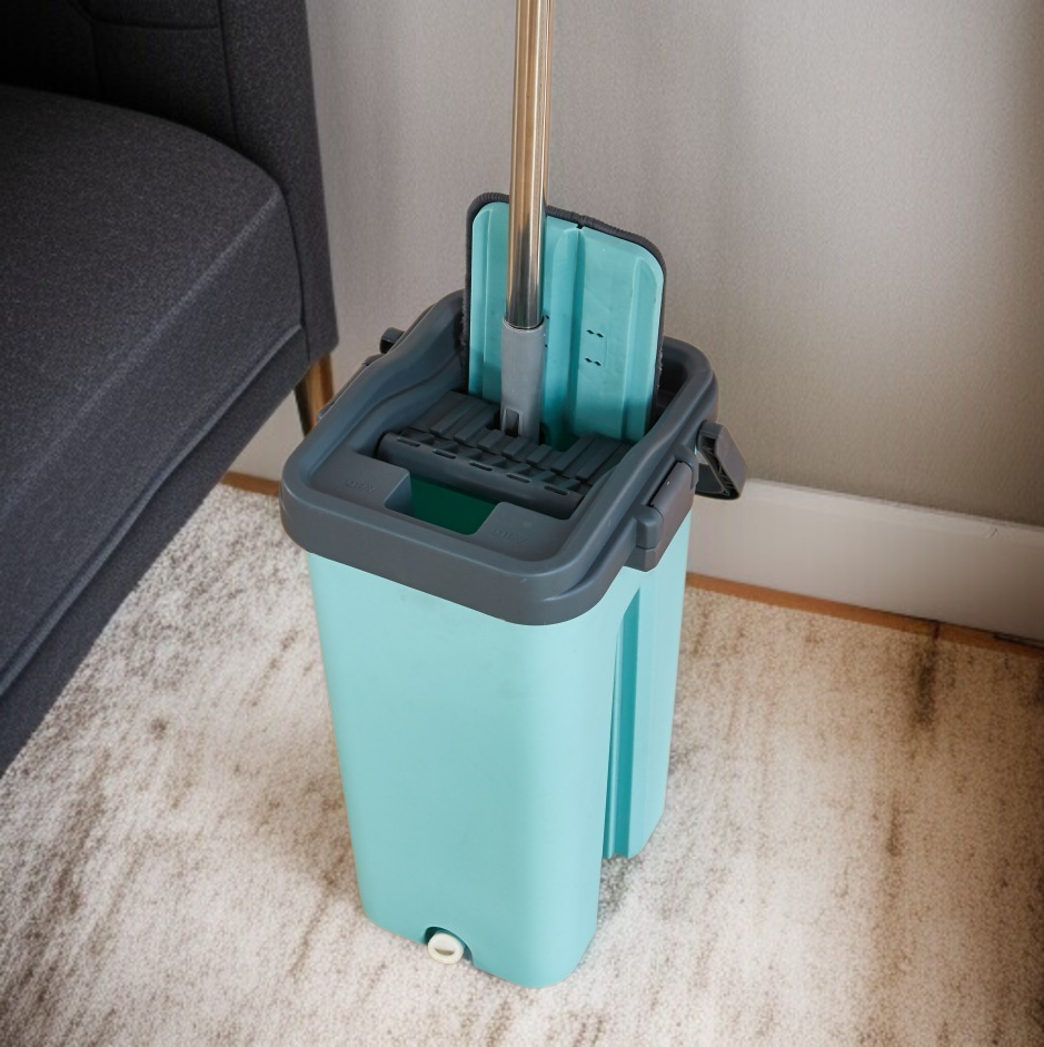 回転直角モップで床を掃除している写真