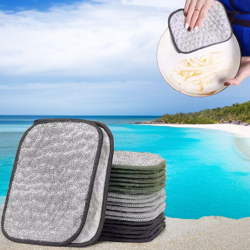 주방 싱크대에서 이중 흡수 세척 천 사용 장면