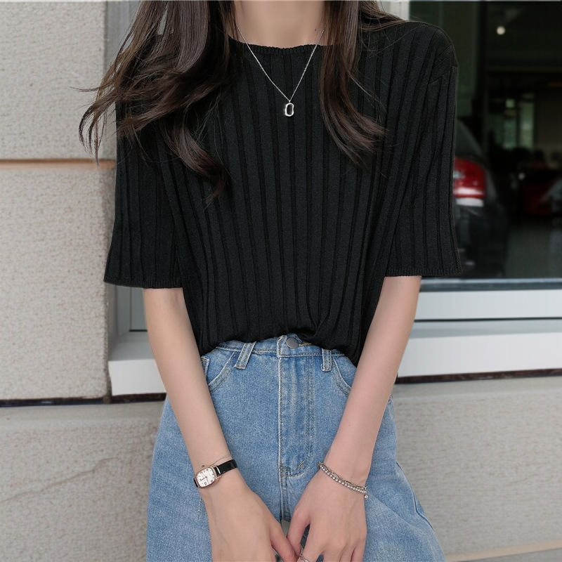 편안한 착용감의 캐주얼 니트 반팔 상의