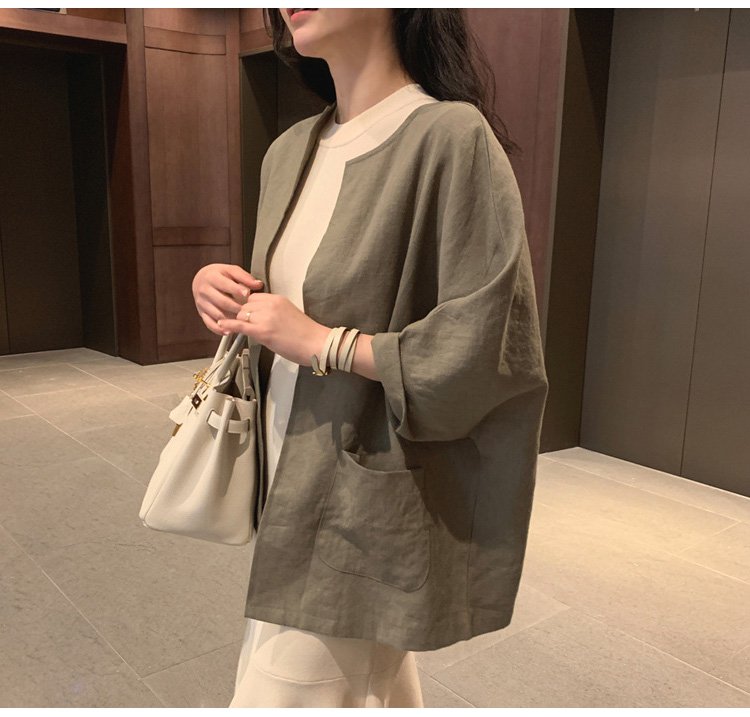 オフィスカジュアルにぴったりな薄手カーディガン