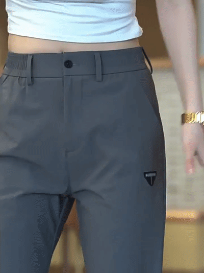 動きやすいストレッチ素材のパンツ