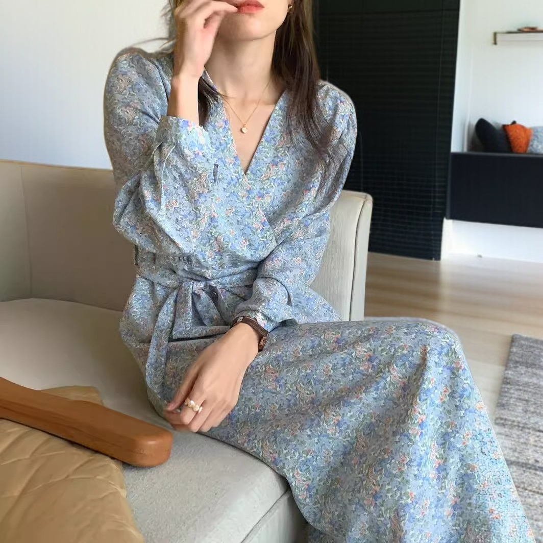 여성 플라워 롱 원피스 착용 이미지