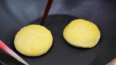 질화 프라이팬으로 요리하는 모습