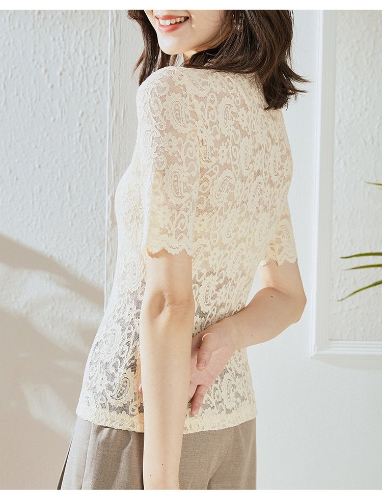 高級感あふれるレースインナーのネックラインデザイン