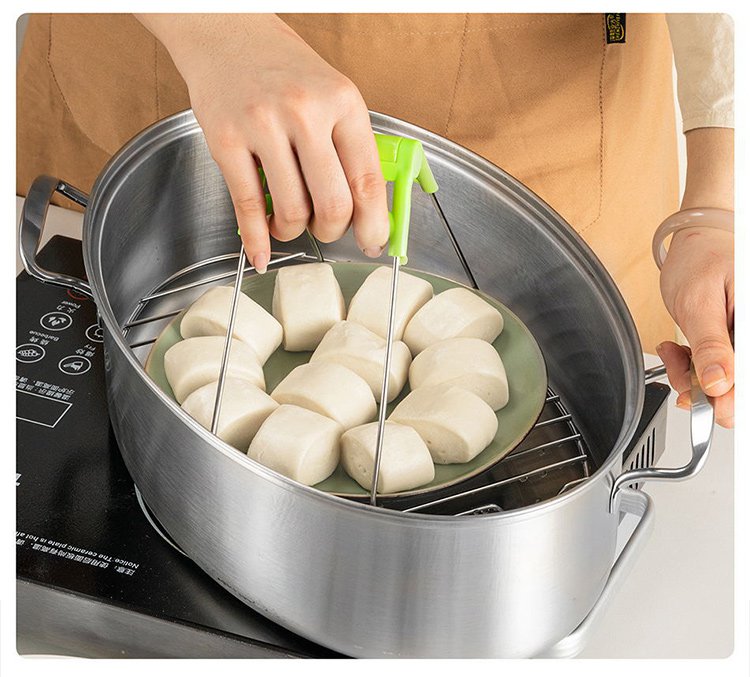 스테인리스 찜솥 세척 장면