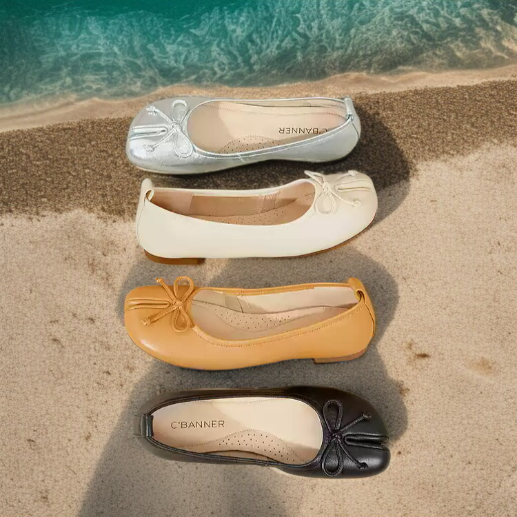 리본 장식이 돋보이는 여성 단화