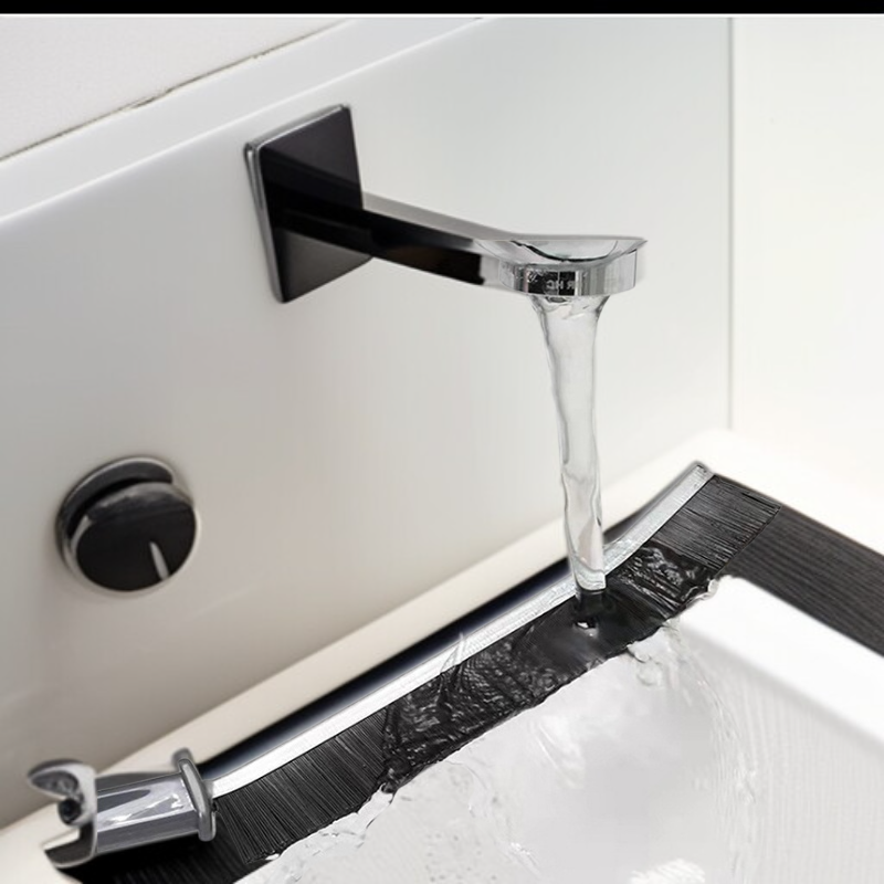 隙間ブラシで細かい隙間を掃除するシーン